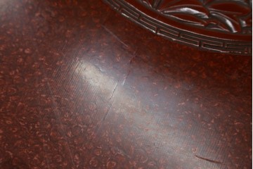 和製アンティーク　民芸家具　朱塗り　細やかな彫刻が目を引くアクセントになる円卓　(R-078104)