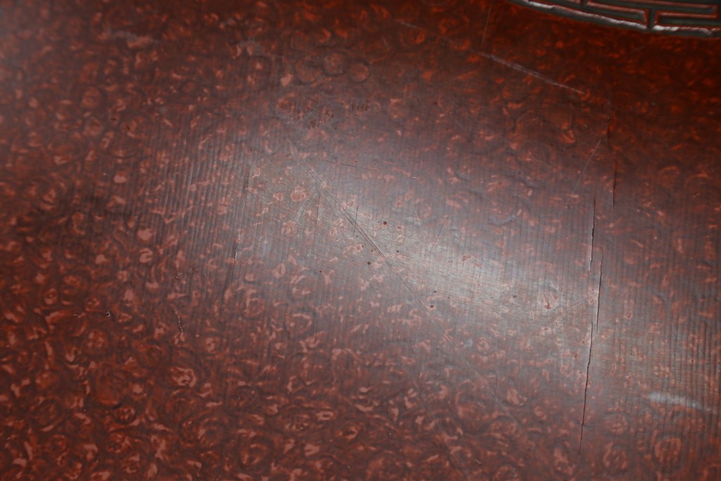 和製アンティーク　民芸家具　朱塗り　細やかな彫刻が目を引くアクセントになる円卓　(R-078104)