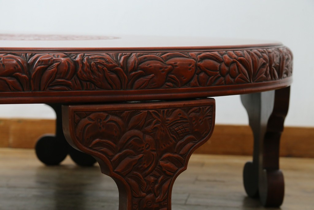 和製アンティーク　民芸家具　朱塗り　細やかな彫刻が目を引くアクセントになる円卓　(R-078104)