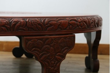 和製アンティーク　民芸家具　朱塗り　細やかな彫刻が目を引くアクセントになる円卓　(R-078104)