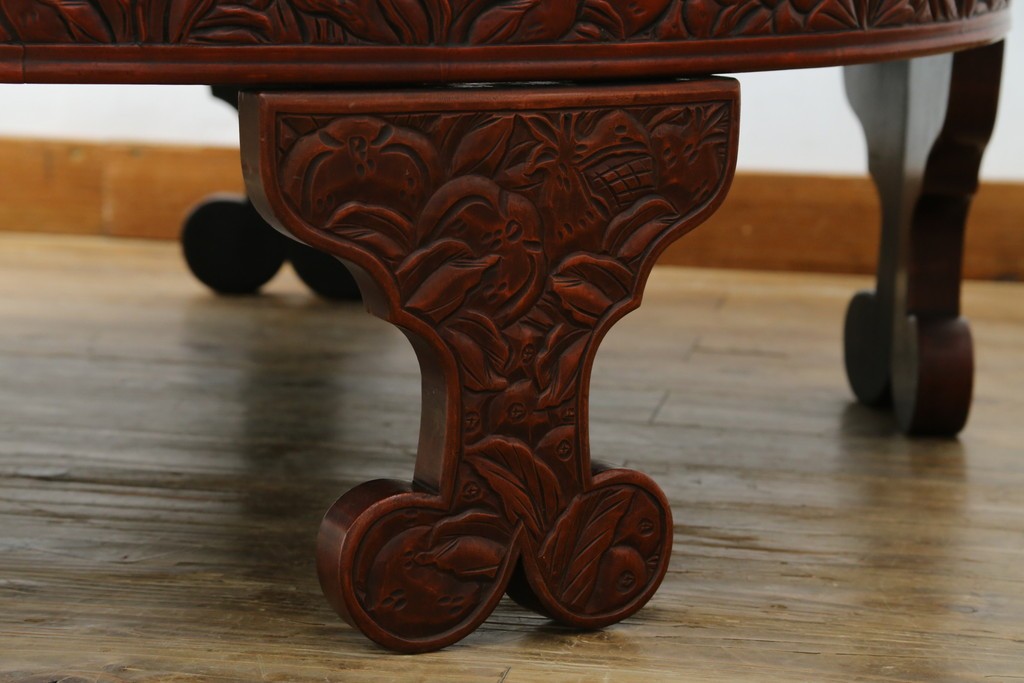 和製アンティーク　民芸家具　朱塗り　細やかな彫刻が目を引くアクセントになる円卓　(R-078104)