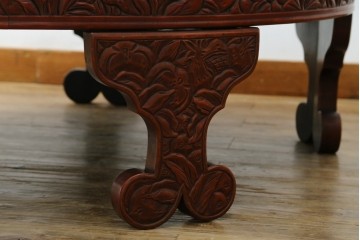 和製アンティーク　民芸家具　朱塗り　細やかな彫刻が目を引くアクセントになる円卓　(R-078104)