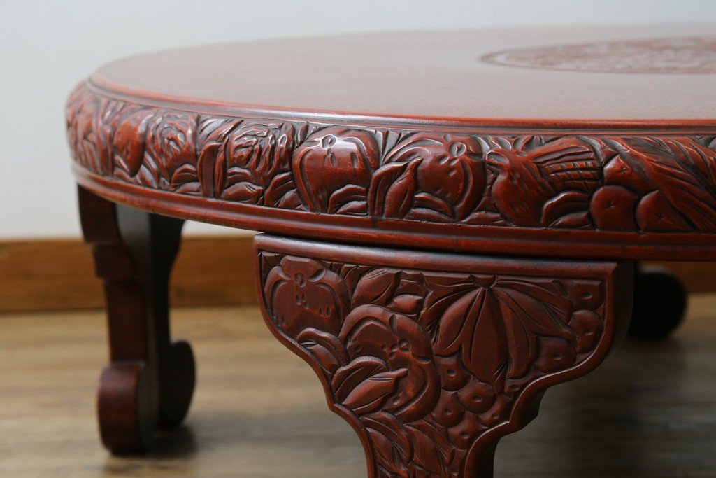 和製アンティーク　民芸家具　朱塗り　細やかな彫刻が目を引くアクセントになる円卓　(R-078104)