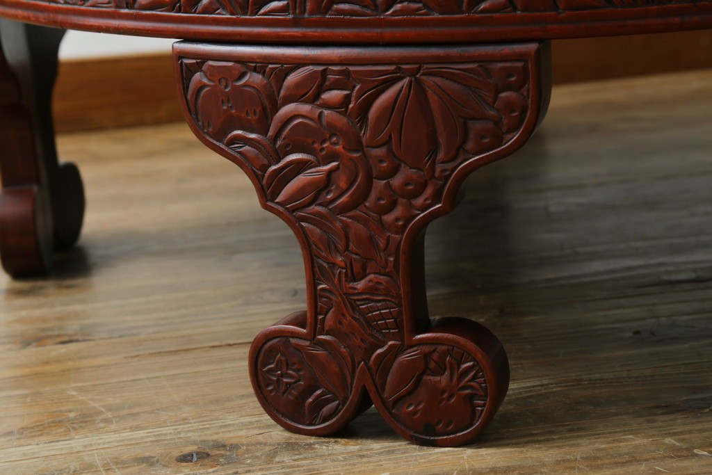 和製アンティーク　民芸家具　朱塗り　細やかな彫刻が目を引くアクセントになる円卓　(R-078104)