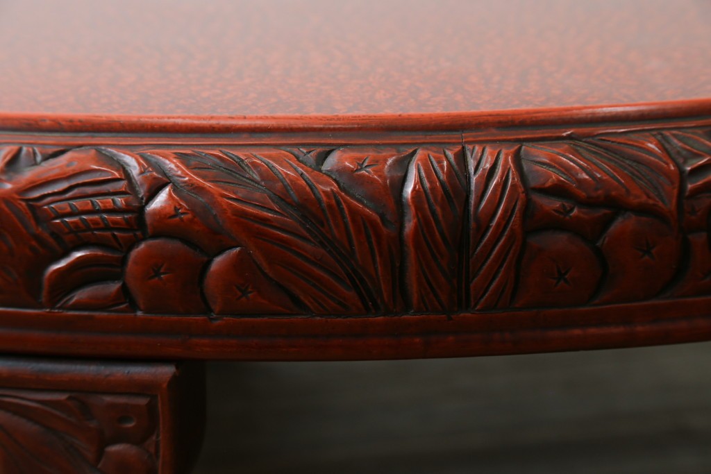 和製アンティーク　民芸家具　朱塗り　細やかな彫刻が目を引くアクセントになる円卓　(R-078104)