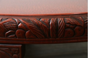 和製アンティーク　民芸家具　朱塗り　細やかな彫刻が目を引くアクセントになる円卓　(R-078104)