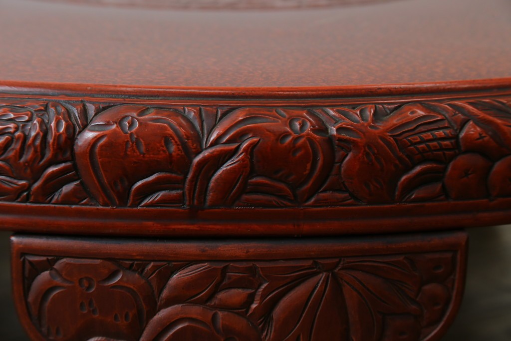 和製アンティーク　民芸家具　朱塗り　細やかな彫刻が目を引くアクセントになる円卓　(R-078104)