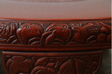和製アンティーク　民芸家具　朱塗り　細やかな彫刻が目を引くアクセントになる円卓　(R-078104)