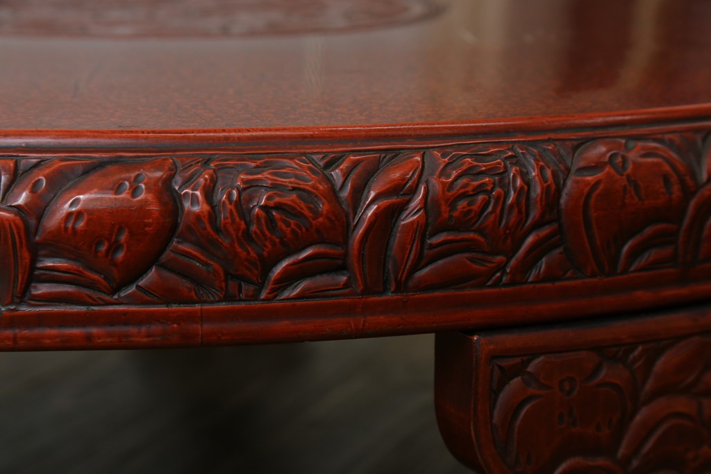 和製アンティーク　民芸家具　朱塗り　細やかな彫刻が目を引くアクセントになる円卓　(R-078104)