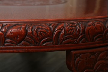 和製アンティーク　民芸家具　朱塗り　細やかな彫刻が目を引くアクセントになる円卓　(R-078104)