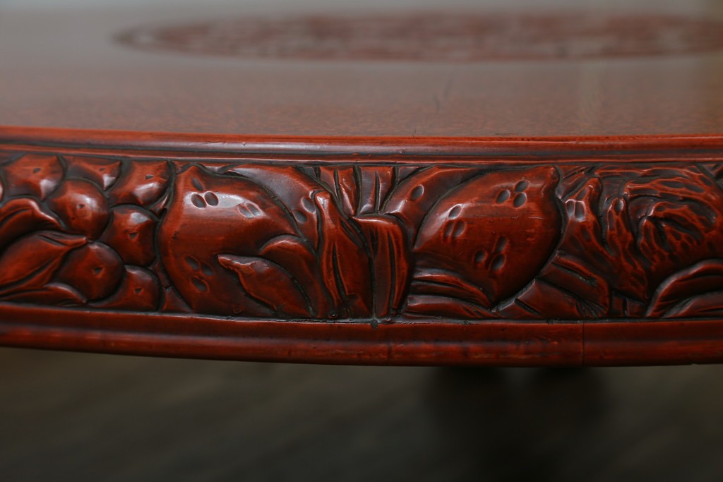 和製アンティーク　民芸家具　朱塗り　細やかな彫刻が目を引くアクセントになる円卓　(R-078104)