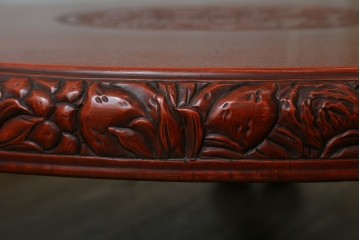 和製アンティーク　民芸家具　朱塗り　細やかな彫刻が目を引くアクセントになる円卓　(R-078104)