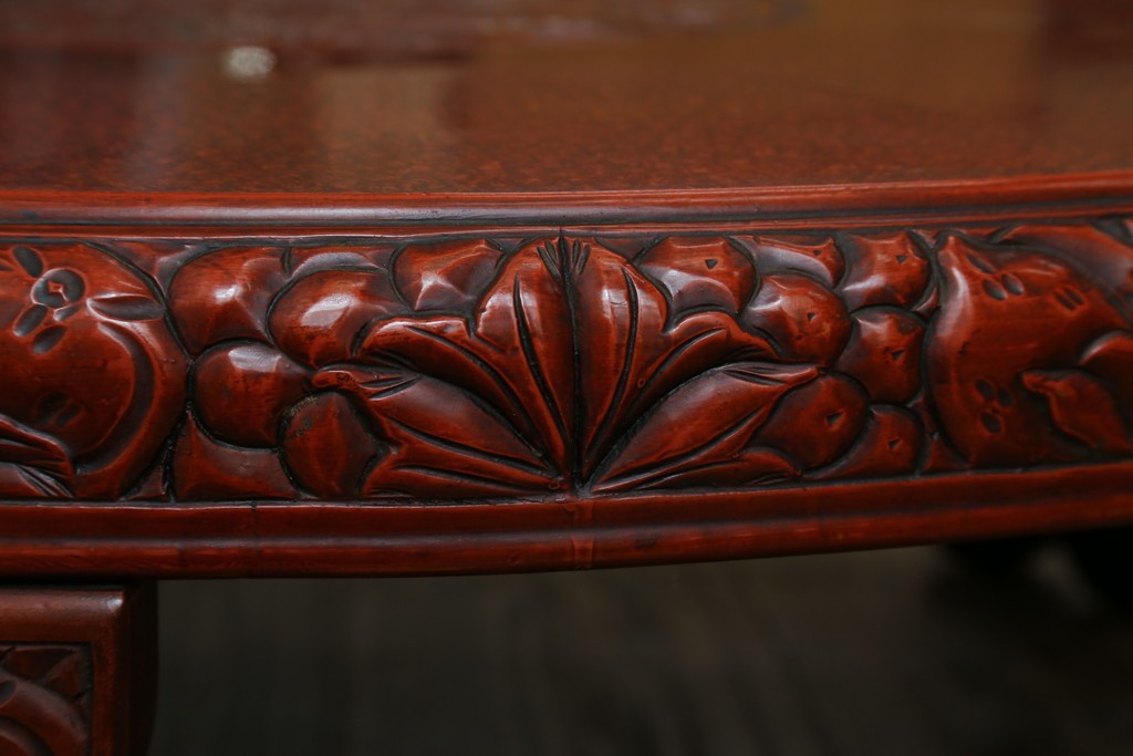 和製アンティーク　民芸家具　朱塗り　細やかな彫刻が目を引くアクセントになる円卓　(R-078104)