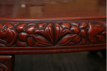 和製アンティーク　民芸家具　朱塗り　細やかな彫刻が目を引くアクセントになる円卓　(R-078104)