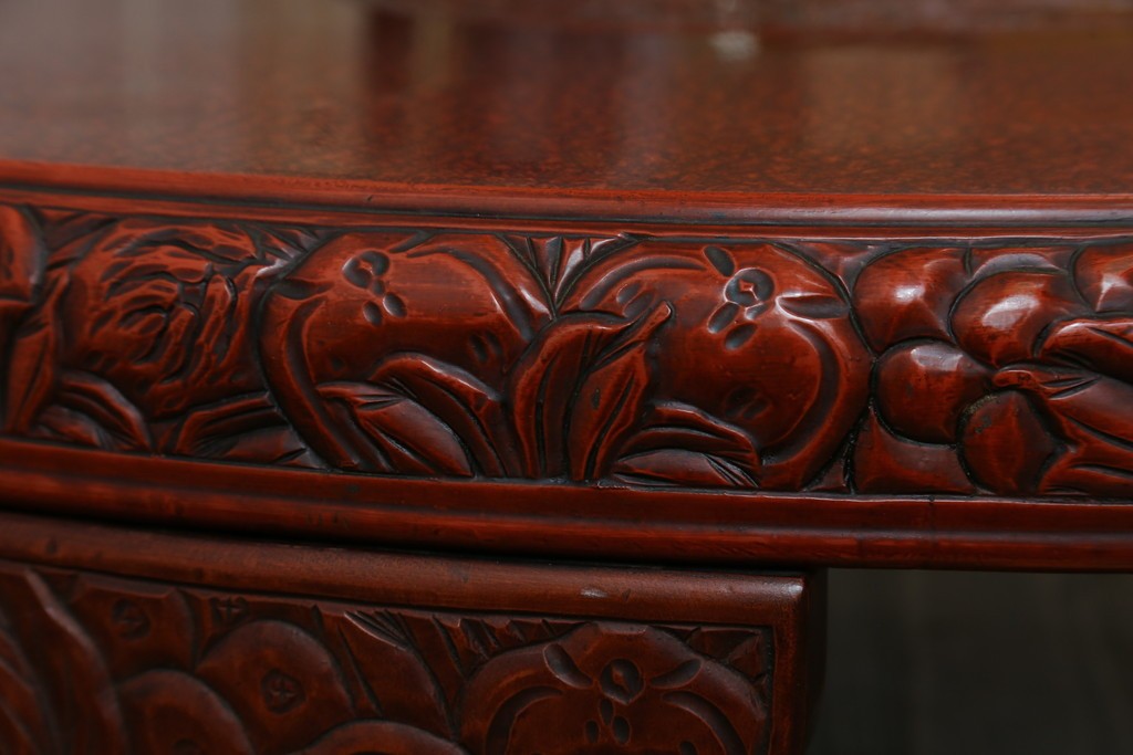 和製アンティーク　民芸家具　朱塗り　細やかな彫刻が目を引くアクセントになる円卓　(R-078104)