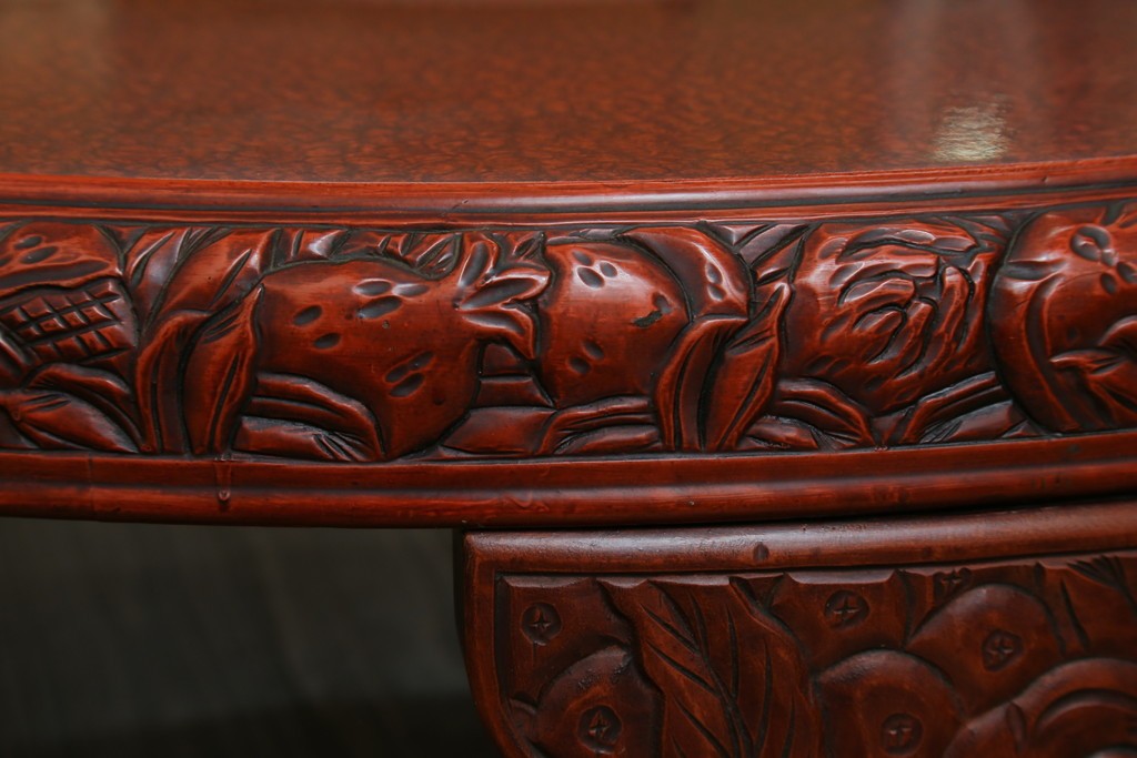 和製アンティーク　民芸家具　朱塗り　細やかな彫刻が目を引くアクセントになる円卓　(R-078104)