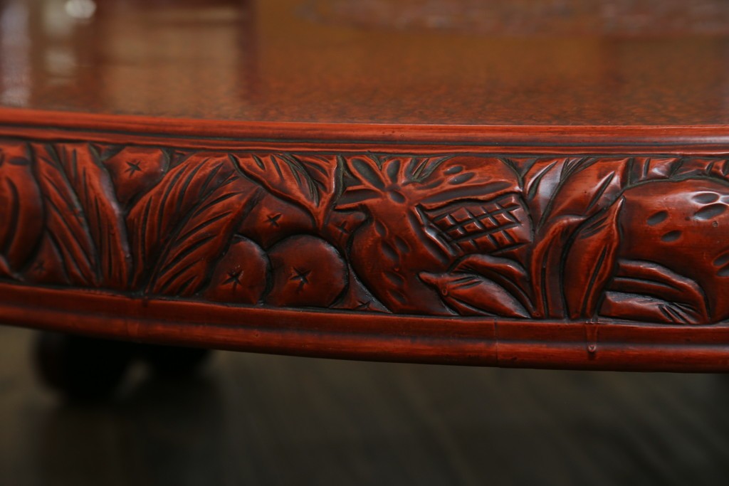 和製アンティーク　民芸家具　朱塗り　細やかな彫刻が目を引くアクセントになる円卓　(R-078104)