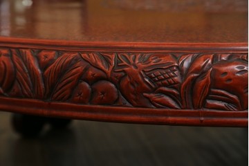 和製アンティーク　民芸家具　朱塗り　細やかな彫刻が目を引くアクセントになる円卓　(R-078104)