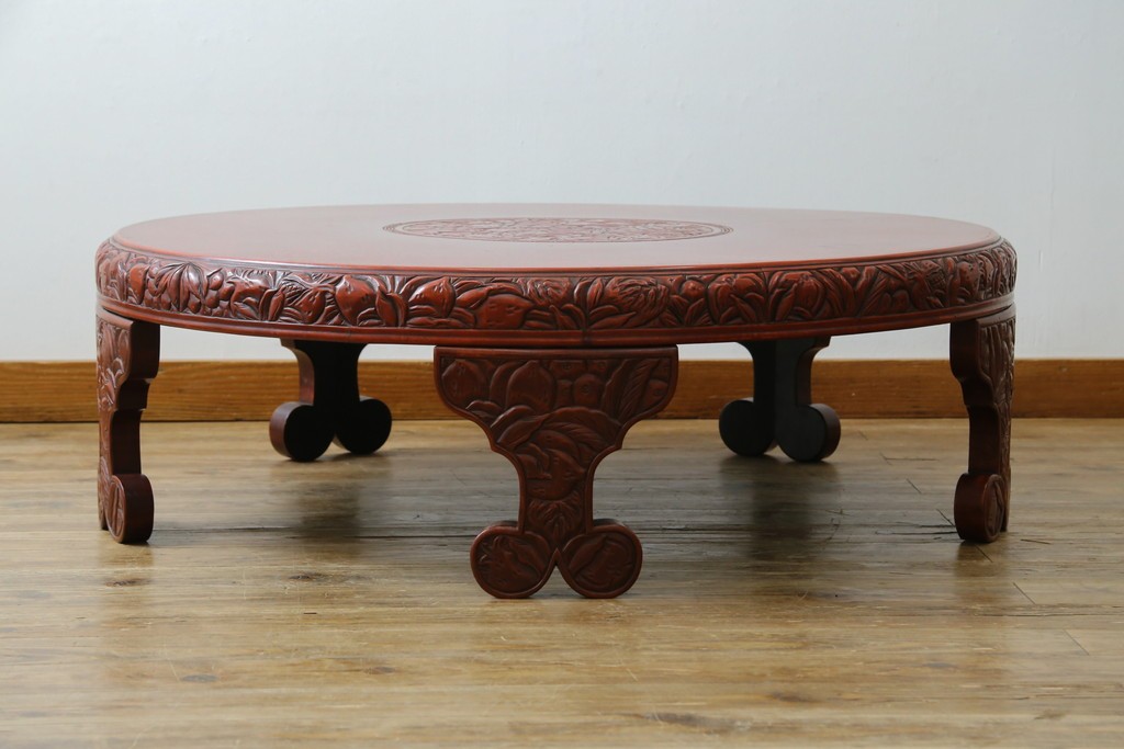 和製アンティーク　民芸家具　朱塗り　細やかな彫刻が目を引くアクセントになる円卓　(R-078104)
