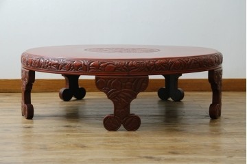 和製アンティーク　民芸家具　朱塗り　細やかな彫刻が目を引くアクセントになる円卓　(R-078104)