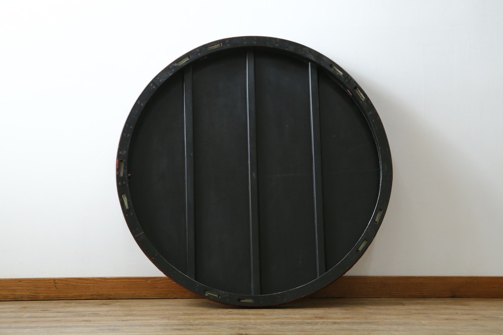 和製アンティーク　民芸家具　朱塗り　細やかな彫刻が目を引くアクセントになる円卓　(R-078104)