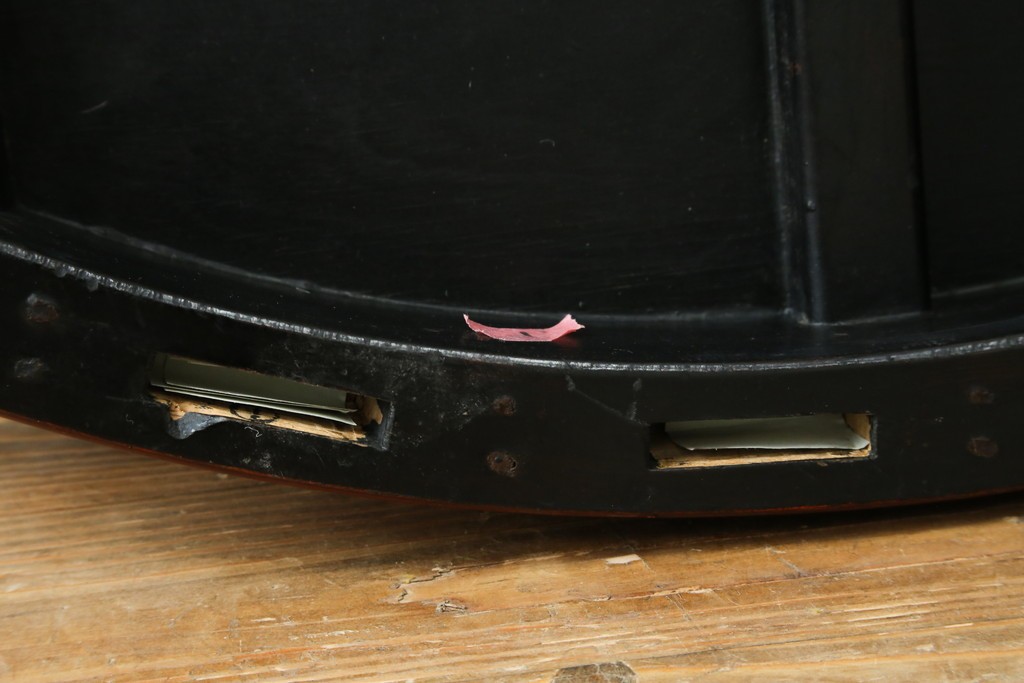 和製アンティーク　民芸家具　朱塗り　細やかな彫刻が目を引くアクセントになる円卓　(R-078104)