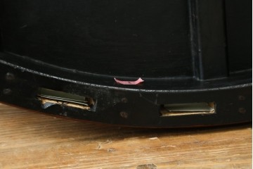 和製アンティーク　民芸家具　朱塗り　細やかな彫刻が目を引くアクセントになる円卓　(R-078104)