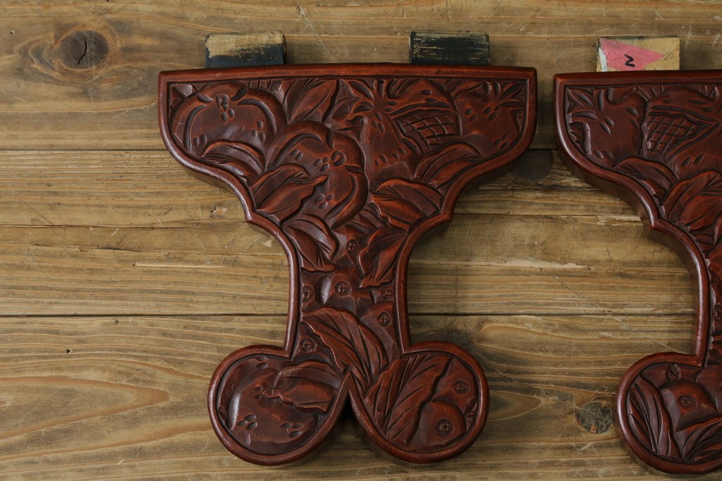 和製アンティーク　民芸家具　朱塗り　細やかな彫刻が目を引くアクセントになる円卓　(R-078104)