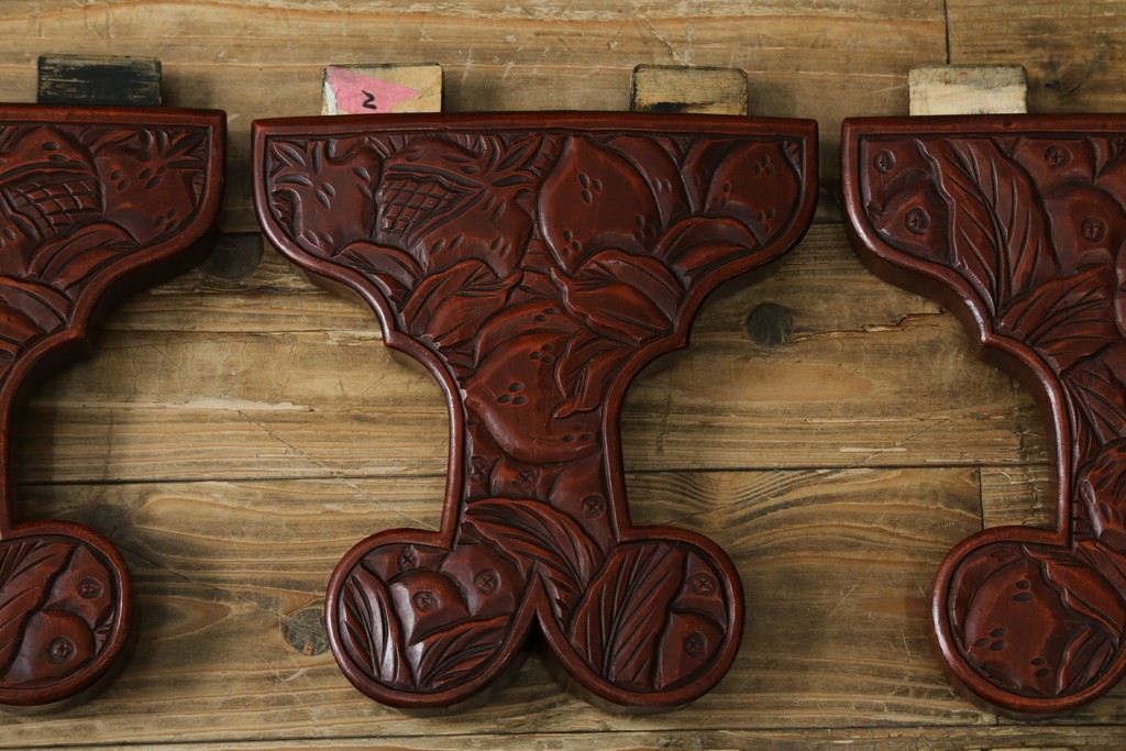 和製アンティーク　民芸家具　朱塗り　細やかな彫刻が目を引くアクセントになる円卓　(R-078104)