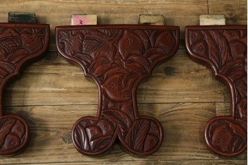 和製アンティーク　民芸家具　朱塗り　細やかな彫刻が目を引くアクセントになる円卓　(R-078104)