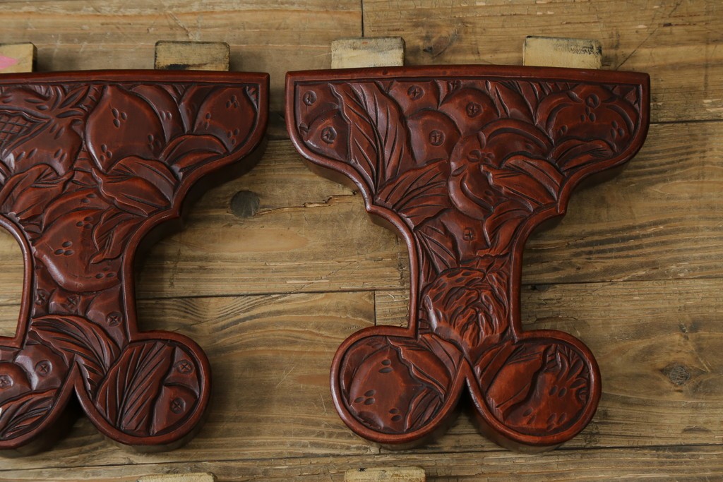 和製アンティーク　民芸家具　朱塗り　細やかな彫刻が目を引くアクセントになる円卓　(R-078104)