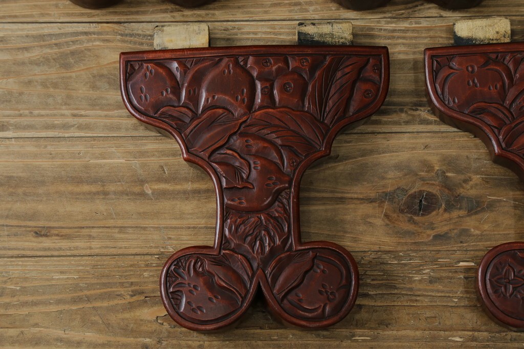 和製アンティーク　民芸家具　朱塗り　細やかな彫刻が目を引くアクセントになる円卓　(R-078104)