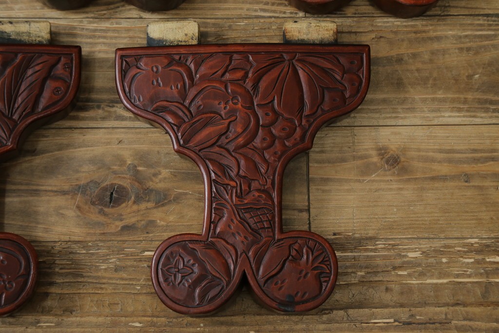 和製アンティーク　民芸家具　朱塗り　細やかな彫刻が目を引くアクセントになる円卓　(R-078104)