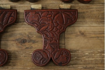 和製アンティーク　民芸家具　朱塗り　細やかな彫刻が目を引くアクセントになる円卓　(R-078104)