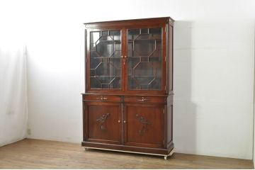 中古　高級品!!　未使用　展示品　総無垢材　花梨(カリン)材　随所に施された装飾が美しい重厚で上品なヨーロピアンキャビネット(カップボード、食器棚、収納棚、戸棚、飾り棚)(R-078109)