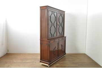中古　高級品!!　未使用　展示品　総無垢材　花梨(カリン)材　随所に施された装飾が美しい重厚で上品なヨーロピアンキャビネット(カップボード、食器棚、収納棚、戸棚、飾り棚)(R-078109)