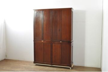 中古　高級品!!　未使用　展示品　総無垢材　花梨(カリン)材　随所に施された装飾が美しい重厚で上品なヨーロピアンキャビネット(カップボード、食器棚、収納棚、戸棚、飾り棚)(R-078109)