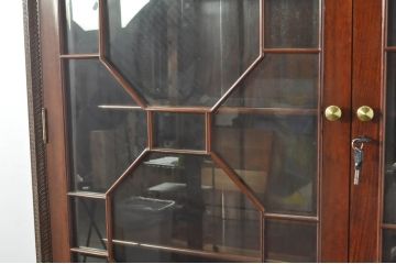 中古　高級品!!　未使用　展示品　総無垢材　花梨(カリン)材　随所に施された装飾が美しい重厚で上品なヨーロピアンキャビネット(カップボード、食器棚、収納棚、戸棚、飾り棚)(R-078109)