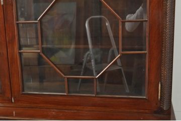 中古　高級品!!　未使用　展示品　総無垢材　花梨(カリン)材　随所に施された装飾が美しい重厚で上品なヨーロピアンキャビネット(カップボード、食器棚、収納棚、戸棚、飾り棚)(R-078109)