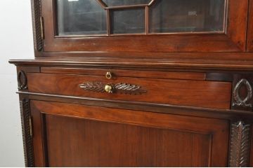 中古　高級品!!　未使用　展示品　総無垢材　花梨(カリン)材　随所に施された装飾が美しい重厚で上品なヨーロピアンキャビネット(カップボード、食器棚、収納棚、戸棚、飾り棚)(R-078109)