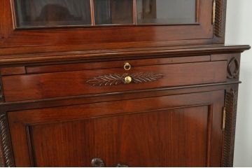 中古　高級品!!　未使用　展示品　総無垢材　花梨(カリン)材　随所に施された装飾が美しい重厚で上品なヨーロピアンキャビネット(カップボード、食器棚、収納棚、戸棚、飾り棚)(R-078109)