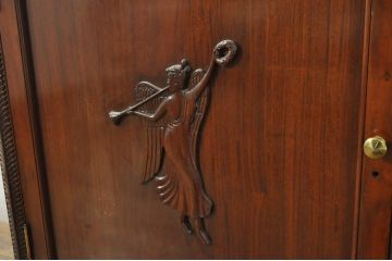 中古　高級品!!　未使用　展示品　総無垢材　花梨(カリン)材　随所に施された装飾が美しい重厚で上品なヨーロピアンキャビネット(カップボード、食器棚、収納棚、戸棚、飾り棚)(R-078109)