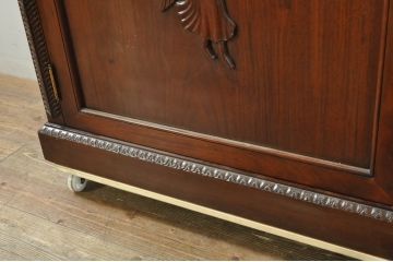 中古　高級品!!　未使用　展示品　総無垢材　花梨(カリン)材　随所に施された装飾が美しい重厚で上品なヨーロピアンキャビネット(カップボード、食器棚、収納棚、戸棚、飾り棚)(R-078109)