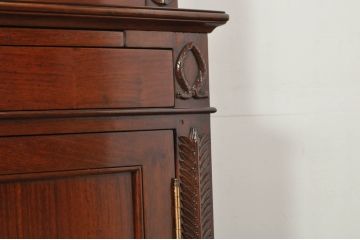 中古　高級品!!　未使用　展示品　総無垢材　花梨(カリン)材　随所に施された装飾が美しい重厚で上品なヨーロピアンキャビネット(カップボード、食器棚、収納棚、戸棚、飾り棚)(R-078109)