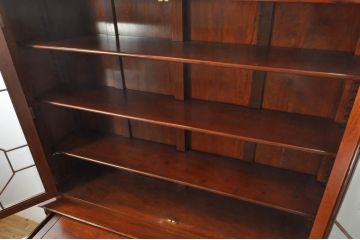 中古　高級品!!　未使用　展示品　総無垢材　花梨(カリン)材　随所に施された装飾が美しい重厚で上品なヨーロピアンキャビネット(カップボード、食器棚、収納棚、戸棚、飾り棚)(R-078109)