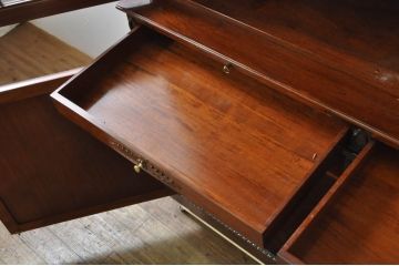中古　高級品!!　未使用　展示品　総無垢材　花梨(カリン)材　随所に施された装飾が美しい重厚で上品なヨーロピアンキャビネット(カップボード、食器棚、収納棚、戸棚、飾り棚)(R-078109)