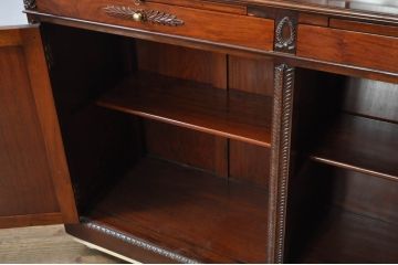 中古　高級品!!　未使用　展示品　総無垢材　花梨(カリン)材　随所に施された装飾が美しい重厚で上品なヨーロピアンキャビネット(カップボード、食器棚、収納棚、戸棚、飾り棚)(R-078109)