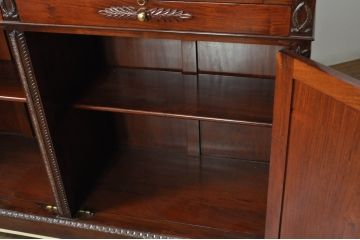 中古　高級品!!　未使用　展示品　総無垢材　花梨(カリン)材　随所に施された装飾が美しい重厚で上品なヨーロピアンキャビネット(カップボード、食器棚、収納棚、戸棚、飾り棚)(R-078109)