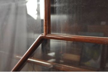 中古　高級品!!　未使用　展示品　総無垢材　花梨(カリン)材　随所に施された装飾が美しい重厚で上品なヨーロピアンキャビネット(カップボード、食器棚、収納棚、戸棚、飾り棚)(R-078109)