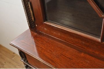 中古　高級品!!　未使用　展示品　総無垢材　花梨(カリン)材　随所に施された装飾が美しい重厚で上品なヨーロピアンキャビネット(カップボード、食器棚、収納棚、戸棚、飾り棚)(R-078109)